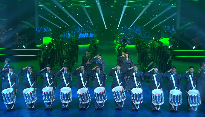 Das Rekrutenspiel der Schweizer Militärmusik mit Alperose und Heiweh - Muzică militară - Elveția